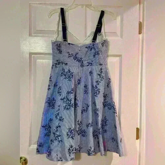 GUESS woman’s mini dress size 6 - Picture 2 of 5